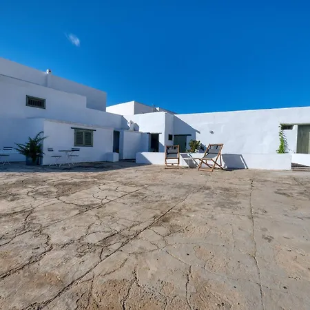 Casa Amaris - Award-winning Canarian House By Lanzarote بيت للعطل Haría
